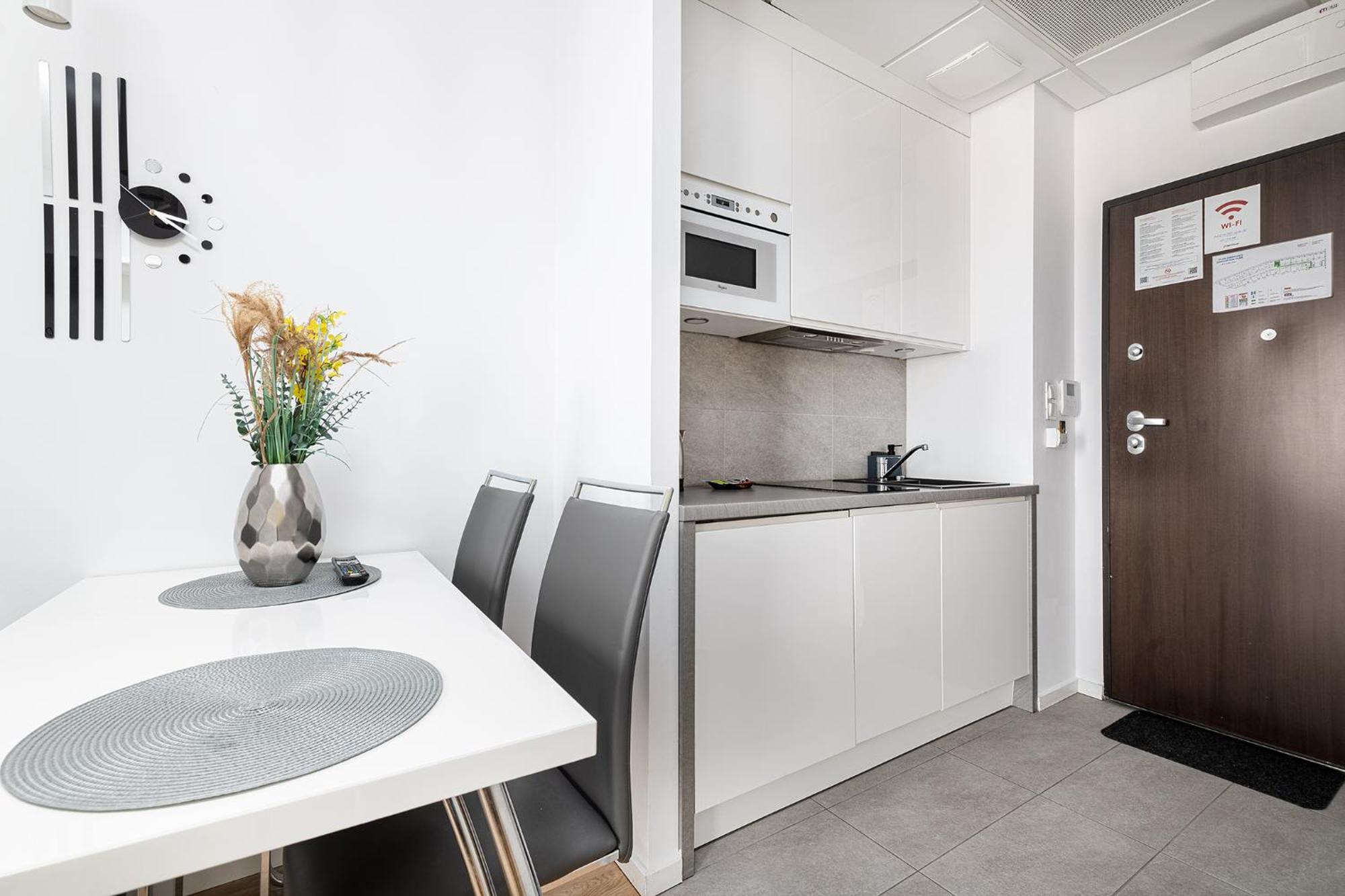Rentplanet - Apartamenty Kasprzaka Varşovia Exterior foto